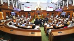 दिल्ली विधानसभा में घमासान, स्पीकर के आदेश पर आम आदमी पार्टी के 8 विधायकों का मार्शल आउट