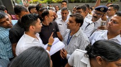 अभिषेक बनर्जी और कोलकाता पुलिस के बीच बहस, बिल्डिंग से TMC का होर्डिंग हटाए जाने के बाद कोर्ट जाएंगे ममता के भतीजे