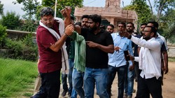 स्कूल देखने पहुंची CJP टीम की पिटाई, गांव में ‘नो एंट्री’: आशुतोष रांका बोले- भैंसों के तबेले में पढ़ रहे बच्चे