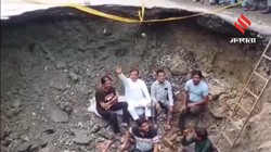 ‘जिम्मेदार अधिकारी आएं, तभी निकलूंगा’, कानपुर में सड़क धंसी तो गड्ढे में उतर गए सपा विधायक हसन रूमी, नगर निगम के खिलाफ किया प्रदर्शन