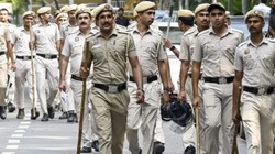 दिल्ली के मुकुंदपुर में पुलिसकर्मियों पर भीड़ का ईंट-डंडों से हमला, तीन जवान घायल
