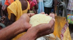 दुकानों में पड़ी सड़ रही 62 हजार किलो चीनी, बारिश के बीच राशन डीलर्स की बढ़ी चिंता
