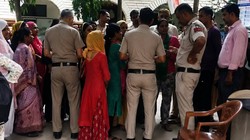 दिल्ली में 7वीं क्लास की छात्रा की संदिग्ध मौत, परिवार ने टीचर पर लगाया प्रताड़ित करने का आरोप