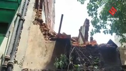 करोल बाग में मौत बनकर गिरी जर्जर इमारत, डिमोलिशन के दौरान एक मजदूर की जान गई, 3 घायल