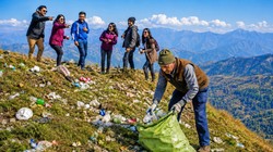 कचरा उठाने वाला वह ‘भिखारी’ कौन था? उसकी असली पहचान सामने आते ही उड़ गए होश