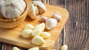 How to Peel Garlic Quickly