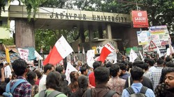 जादवपुर यूनिवर्सिटी में ABVP-SFI के कार्यकर्ता भिड़े, आगजनी और तोड़फोड़ का आरोप