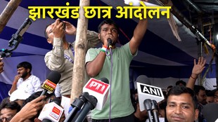 झारखंड में परीक्षाओं में कथित गड़बड़ियों को लेकर चल रहे छात्र आंदोलन के दौरान प्रदर्शनकारियों को संबोधित करता एक छात्र नेता, मंच के सामने मौजूद मीडिया प्रतिनिधि।