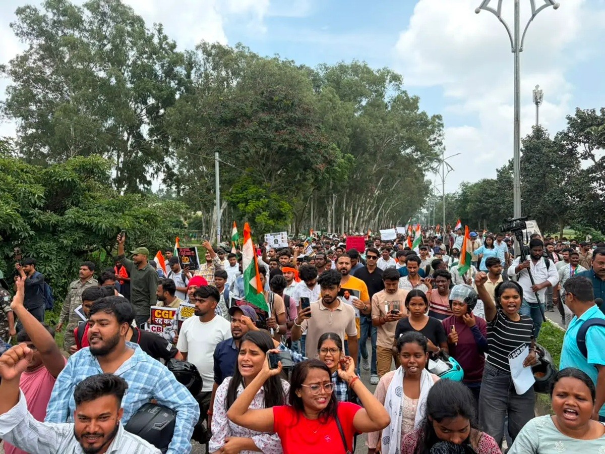 Jharkhand Students Storm Assembly After Breaking Through Multiple Police Barricades