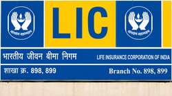 LIC में सरकार बेच रही 6.5% हिस्सेदारी, निवेशकों में मची हलचल; 8% तक टूटा शेयर