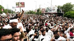 ‘मंत्री-विधायक खुले में नहीं घूम पाएंगे’, महाराष्ट्र में धरने पर बैठे किसानों की सरकार को चेतावनी; नेशनल हाईवे किया ब्लॉक
