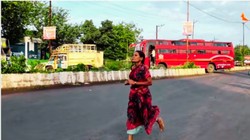 बेटियों की पढ़ाई के लिए चप्पल हाथ में लेकर नंगे पैर दौड़ी मां, मैराथन में जीते 3000 रुपये