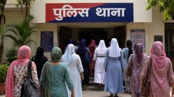 ‘किताब पढ़ने से बीमारी ठीक हो जाएगी’, धर्म परिवर्तन कराने आई 22 महिलाओं पर केस दर्ज; हिंदू देवी-देवताओं के अपमान का आरोप