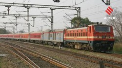 चलती ट्रेन की ऊपरी बर्थ के पास छिपा था सांप, यात्री की नजर पड़ी तो मचा हड़कंप, फिर खाली कराया गया पूरा कोच