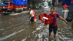 बारिश से दिल्ली का हाल बेहाल, सड़कें बनी तालाब, ट्रैफिक जाम से लोग परेशान, जारी हुआ रेड अलर्ट
