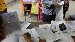 महाराष्ट्र के नवी मुंबई में SIR फॉर्म की फोटोकॉपी करते मिला BJP कार्यकर्ता, पांच बीएलओ निलंबित