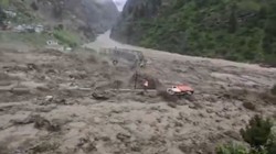 चमोली के नाले में आया सैलाब, बहा चीन बॉर्डर को जोड़ने वाला पुल, गाड़ी समेत BRO का ड्राइवर भी लापता, आवाजाही बहाल