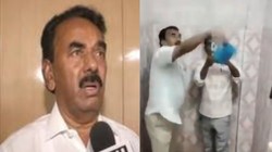 तेलंगाना: टॉयलेट गंदा दिखा तो मंत्री खुद ही करने लगे सफाई, तहसीलदार कार्यालय का औचक निरीक्षण पहुंचे थे