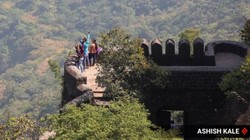 ‘क्या तुम्हें हिंदू संस्कृति समझ नहीं आती?’, सिंहगढ़ किला घूमने आए पर्यटकों को राइट विंग के सदस्यों ने मारे थप्पड़