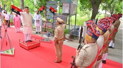 UP: राष्ट्र गान बजता रहा, सैल्यूटिंग बेस से उतरकर कार में बैठ गए विधानसभा स्पीकर सतीश महाना; विपक्ष बोला- 52 सेकेंड भी नहीं रुक सके