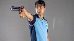 पिता ड्राइवर, भाई की कमाई से भरी फीस, रग्बी में भी जीता कांस्य: एशियन गेम्स में हिस्सा लेने जा रहे भारतीय शूटर आकाश की कहानी