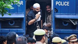 अतीक अहमद के बेटे उमर के काफिले के पीछे 28 गाड़ियां टोल बैरियर तोड़कर निकलीं, मालिकों पर FIR