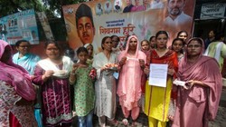 ‘हमें राहुल गांधी से मिलने का समय भी नहीं दिया…’, पीएम आवास के पास बसी झुग्गियों में रहने वाले लोग पहुंचे कांग्रेस दफ्तर