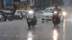 दिल्ली-एनसीआर में बारिश का रेड अलर्ट, 15 उड़ानें डायवर्ट; जानें कल कैसा रहेगा मौसम