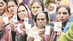 UP Election 2027: यूपी में आधी आबादी पर नजर, महिला वोटों के लिए भाजपा-सपा में बढ़ी सियासी होड़