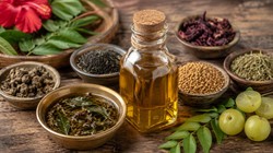 बालों के लिए घर पर इन 7 चीजों से बनाएं तेल, जानें बनाने और इस्तेमाल करने का तरीका