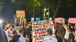 IIT दिल्ली के डायरेक्टर ने ‘धमकी भरे नारों’ को लेकर दी कार्रवाई की चेतावनी, छात्र कर रहे हैं प्रदर्शन
