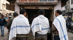बाजार में रेलवे की चादर ओढ़े दिखे 3 शख्स! 4 साल में 1.27 करोड़ बेडरोल चोरी, वीडियो देख लोग बोले – हद है