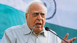 जब कोर्ट रूम के बाहर बजने लगा गाना, कपिल सिब्बल बोले- ‘लगता है नाचने का समय आ गया’