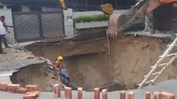 पंजाब के लुधियाना में सड़क धंसी, 20 फीट गहरा गड्ढा बनने से मचा हड़कंप