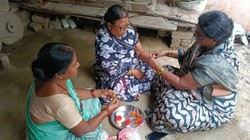 ‘क्या तुम हमारी राखी के लायक हो?’ अपनों से बेदखल महिलाओं ने एक-दूसरे को माना परिवार