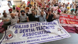 पंजाब में DA के लिए कर्मचारियों की सामूहिक छुट्टी: सरकार ने मांगी गैरहाजिर कर्मचारियों की सूची, कार्रवाई की चेतावनी