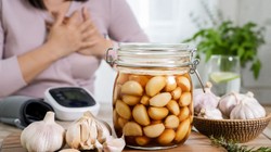 तीखा कच्चा लहसुन गले से उतरता नहीं? आयुर्वेदिक डॉक्टर से जानें इसे फर्मेंट करने का सही तरीका और बीपी-हार्ट हेल्थ पर इसके प्रभाव