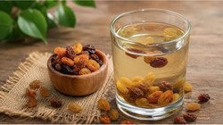 Soaked Raisin Water: पाचन से कब्ज तक, सुबह किशमिश का पानी पीने के फायदे और सही तरीका