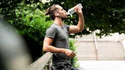 Drinking water while running: दौड़ते समय कितना पानी पीना चाहिए? एक्सपर्ट से जानिए