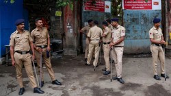 मुंबई के परेल में दो गुटों में झड़प के बाद तनाव, पुलिस बल तैनात