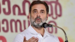 कथित पैलेट गन पीड़ित को लेकर संसद मार्ग थाने के सामने धरने पर बैठे राहुल गांधी, FIR दर्ज करने की कर रहे हैं मांग