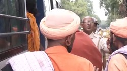 राहुल गांधी के घर के बाहर साधु-संतों का हंगामा, 8 प्रदर्शनकारी हिरासत में