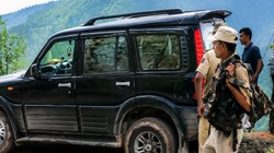 पुलिस चेकपोस्ट तोड़कर भागी कार, जम्मू-कश्मीर के रामबन में हाई अलर्ट; सर्च ऑपरेशन के बाद बरामद