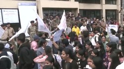 हिमाचल प्रदेश: यूनिवर्सिटी में फीस बढ़ोतरी का विरोध, छात्रों ने किया प्रदर्शन
