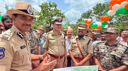 50 साल बाद कार्रेगुट्टा पहुंचे तेलंगाना के DGP, जनता को समझाया माओवादियों का गढ़ रहे क्षेत्र के विकास का रोडमैप