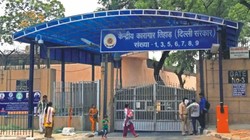 तिहाड़ जेल: प्रोटेक्शन मनी न देने पर वार्डन ने तोड़ दी कैदी की बांह, आरोप के बाद मेडिकल रिपोर्ट में पुष्टि, कोर्ट ने दी 30 दिन की अंतरिम जमानत