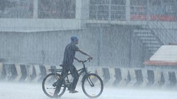 Weather Forecast: दिल्ली एनसीआर में आज भी रेड अलर्ट, तेज हवाएं चलने की भी संभावना