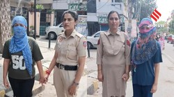 COD ऑर्डर लेने पहुंचीं बहनें, मिर्च पाउडर फेंककर डिलीवरी बॉय से की लूट की कोशिश, गिरफ्तार