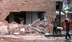 सत्य निकेतन हादसे के बाद एक्शन में MCD, अब बगल की कमजोर बिल्डिंग को गिराने का काम शुरू
