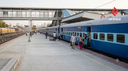 यूपी के 36 रेलवे स्टेशनों की बदलेगी तस्वीर, बनेंगे हाई लेवल प्लेटफॉर्म, बुजुर्गों-दिव्यांगों समेत यात्रियों को मिलेगी बड़ी राहत